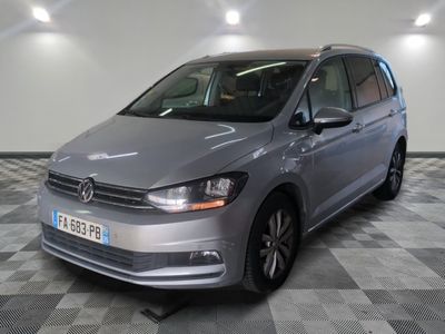 La Volkswagen VW Tourer est garée dans une grande pièce