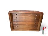 image d'une commode en bois sur fond blanc