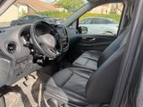 l'intérieur d'une voiture avec des sièges en cuir noir et un volant