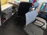 un bureau avec deux chaises et un ordinateur dessus