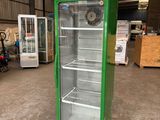 un réfrigérateur vert qui se trouve dans un entrepôt
