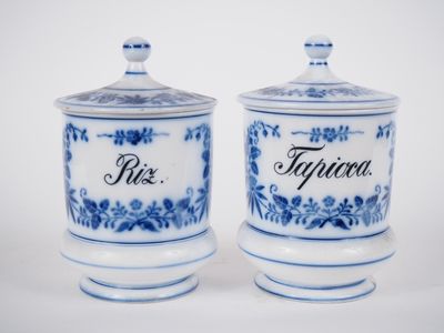 une paire de pots en céramique bleus et blancs sur lesquels est inscrit le mot « trufce »