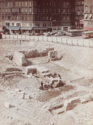 an old photo of a construction site in the middle of a city