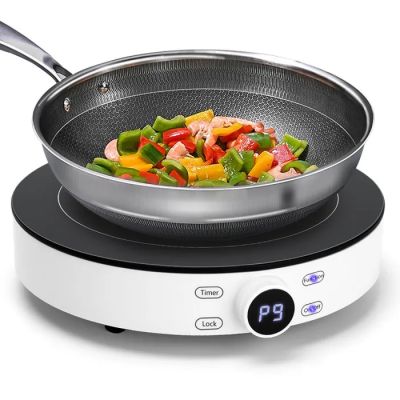 une casserole posée sur une cuisinière, sur laquelle est fixée une horloge numérique