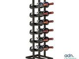 un gros plan d'un casier à vin contenant de nombreuses bouteilles