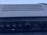 la radio est posée sur la table, sur la table
