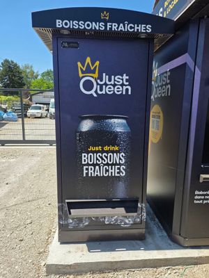 une photo d'un distributeur automatique dans un parking