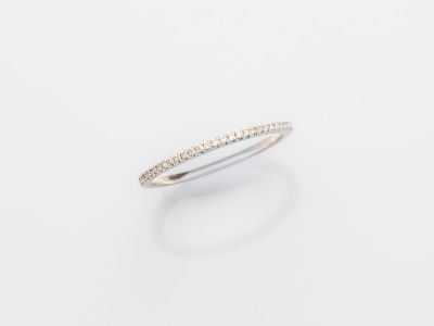 bague en or blanc et diamants sur fond blanc