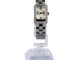 une photo d'une montre-bracelet pour femme posée sur un socle transparent