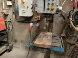 une photo d'un atelier d'usinage avec de nombreux outils