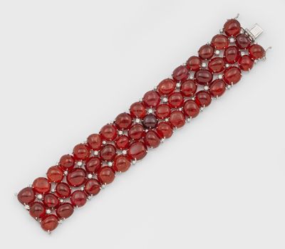 un bracelet en grenatite et diamants, signé Van Cleef