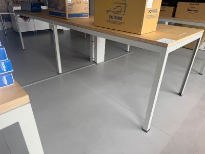une table sur laquelle se trouvent des boîtes, au milieu d'une pièce
