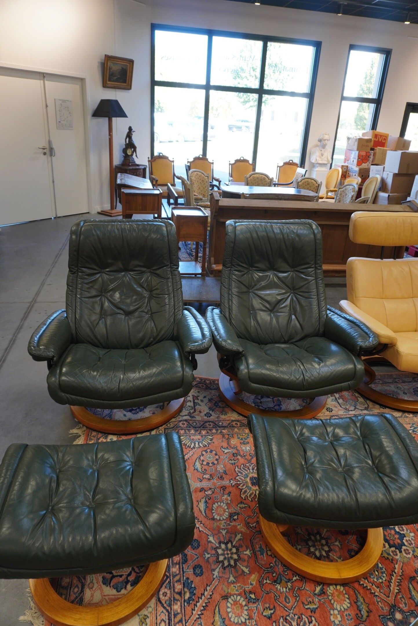 2 Fauteuils relax rotatif et un repose pied, en cuir vert de…