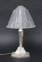 Lampe en métal argenté à piètement hexagonal à décor de fleu…