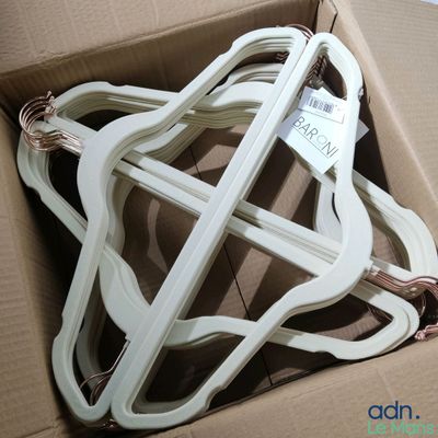 une boîte contenant tout un tas de cintres
