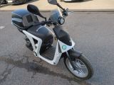 un scooter garé au bord de la rue