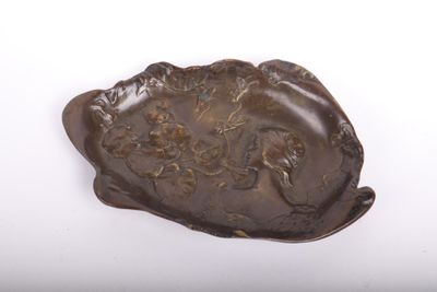 une image représentant une plaque en bronze sur laquelle figurent un homme et une femme