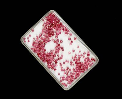 RUBIS, lot de petites pierres en taille ronde et cabochons, …
