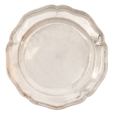 assiette en argent plaqué aux bords festonnés sur fond blanc