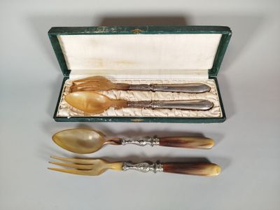 trois cuillères et deux cuillères dans une boîte