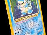 une carte Pokémon jaune sur laquelle figure l'image d'un Pokémon bleu et blanc