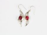 une paire de boucles d'oreilles en argent ornées de pierres rouges