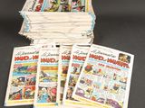 plusieurs bandes dessinées sont empilées sur une table
