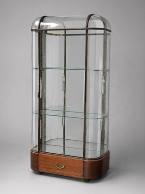 une vitrine en verre avec un socle en bois et des étagères en verre