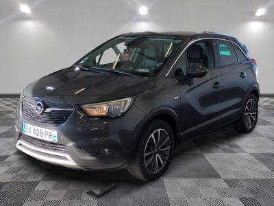 la voiture grise est garée sur le sol en damier d'un garage