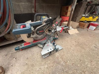 a machine that is sitting on the ground in the garage