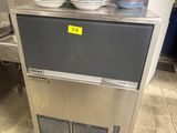 une machine sur laquelle sont posées de nombreuses plaques