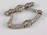 Une image représentant un bracelet en diamants est visible sur une surface blanche.