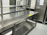 une cuisine avec des plans de travail et des meubles en acier inoxydable
