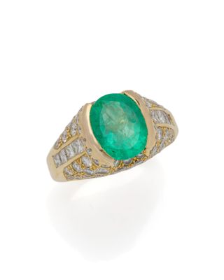 une bague en émeraude et diamant