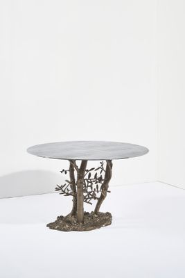 une image représentant une petite table sur laquelle se trouve un arbre