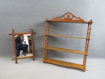 une étagère avec un miroir et une étagère avec un miroir
