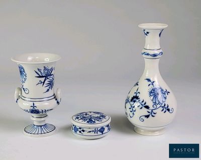 plusieurs vases bleus et blancs posés sur une table