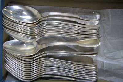 un lot de cuillères en argent et de cuillères dans une boîte