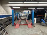 un garage où il y a beaucoup de pneus par terre