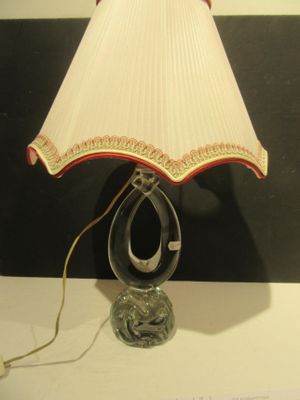 une lampe posée sur une table et munie d'un abat-jour