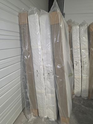 de nombreux cartons de matelas dans un débarras