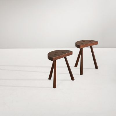 une paire de tabourets aux pieds en bois et à l'assise blanche