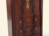 une commode sur laquelle est posée une horloge