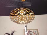 une lampe suspendue au plafond de la pièce