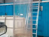 une photo d'un grand réservoir avec une échelle à l'intérieur