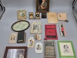 une table sur laquelle sont posés de nombreux livres anciens et des photos