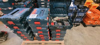 de nombreux types de boîtes empilées les unes sur les autres