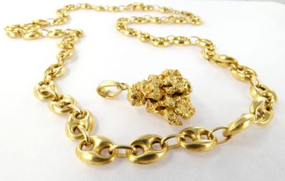Ensemble collier et bracelet plaqués or, orné d'une pépite d'or suspendue à une chaîne