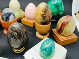 de nombreux œufs en marbre de différentes couleurs exposés sur une table