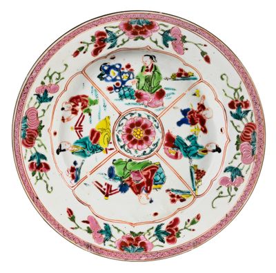 Gros plan sur une assiette ornée de fleurs et d'oiseaux